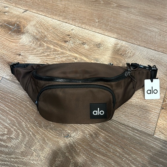 NEW W TAGS Alo Explorer Fanny Pack in Espresso - Picture 2 of 4